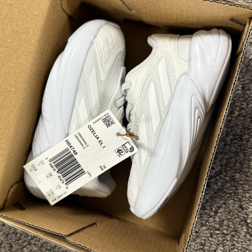 NWT Adidas Ozelia in White Toddler Size 5.5K